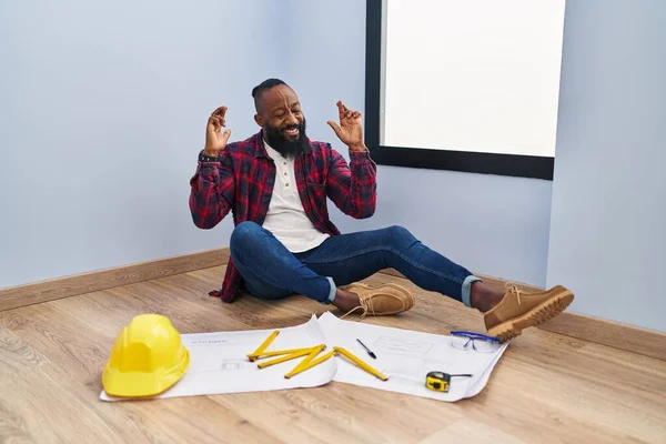 Afrikanisch Amerikanischer Mann Der Seinem Neuen Zuhause Auf Dem Boden — Stockfoto