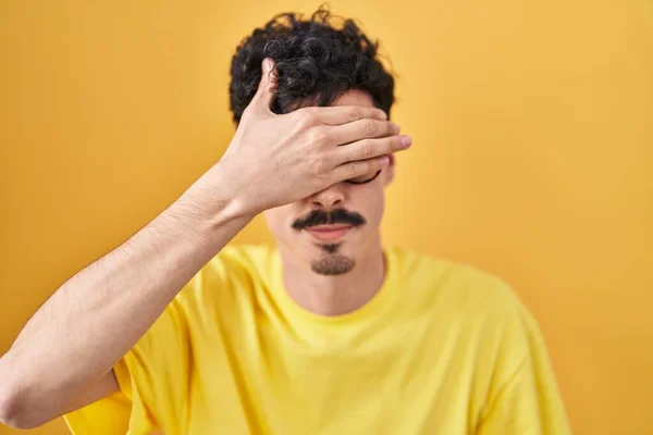 Ισπανόφωνος Άνδρας Που Φοράει Γυαλιά Στέκεται Πάνω Από Κίτρινο Φόντο — Φωτογραφία Αρχείου