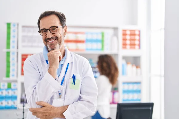 Middle Age Hispanic Man Working Pharmacy Drugstore Smiling Looking Confident — Stock Photo, Image