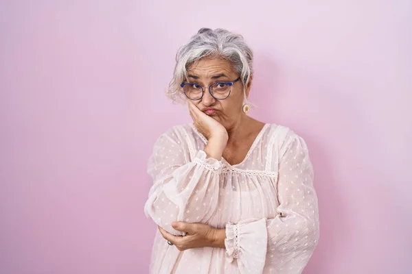 Middle Age Woman Grey Hair Standing Pink Background Thinking Looking — Stock Photo, Image