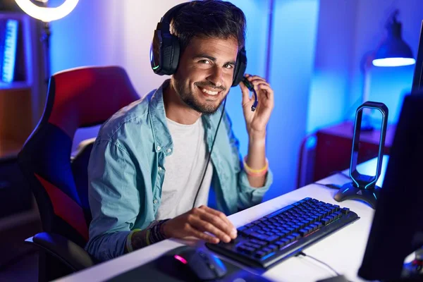 Νεαρός Ισπανός Streamer Παίζει Βιντεοπαιχνίδι Χρησιμοποιώντας Υπολογιστή Στην Αίθουσα Τυχερών — Φωτογραφία Αρχείου