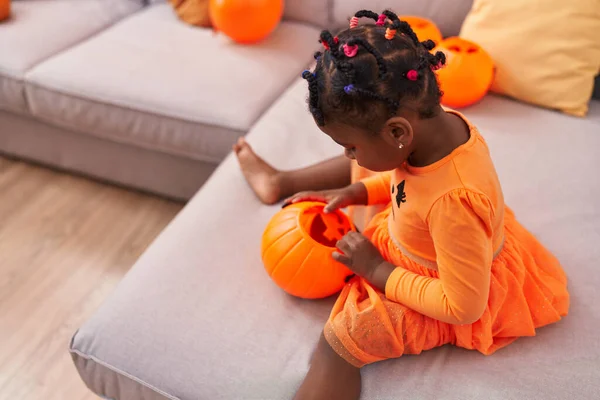 Afro Amerikalı Kız Cadılar Bayramı Partisi Veriyor Evde Balkabağı Kostümü — Stok fotoğraf