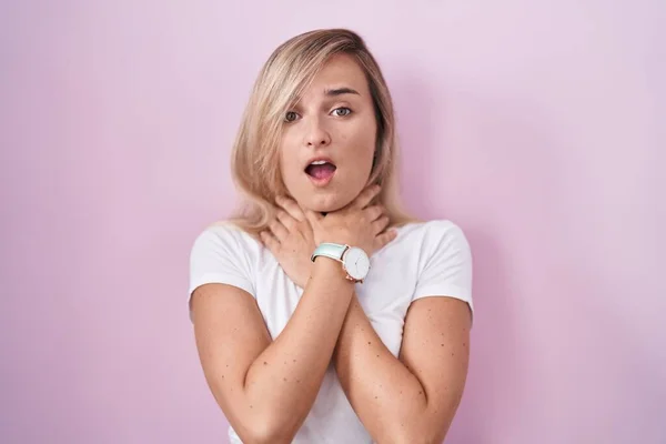 Young Blonde Woman Standing Pink Background Shouting Suffocate Because Painful — Stock fotografie