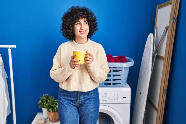 Young Middle East Woman Drinking Coffee Waiting Washing Machine Laundry — ストック写真