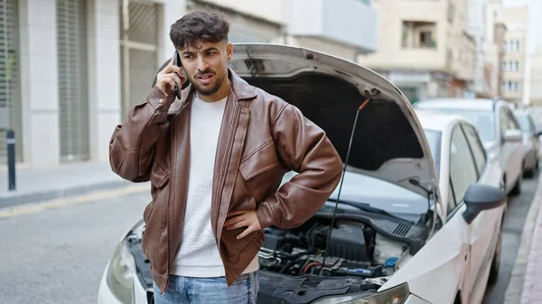 Fiatal Arab Férfi Beszél Okostelefon Biztosítás Autó Bontás Utcán — Stock Fotó