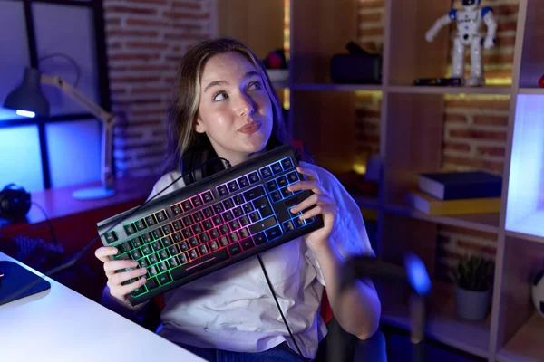 Young Caucasian Woman Holding Gamer Keyboard Smiling Looking Side Staring — Stock Photo, Image