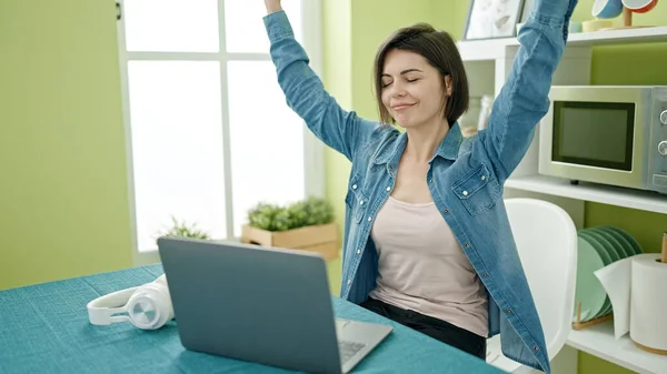 Ung Kaukasisk Kvinna Använder Laptop Med Vinnare Uttryck Hemma — Stockfoto