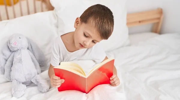 Adorável Caucasiano Menino Leitura Livro Sentado Cama Quarto — Fotografia de Stock