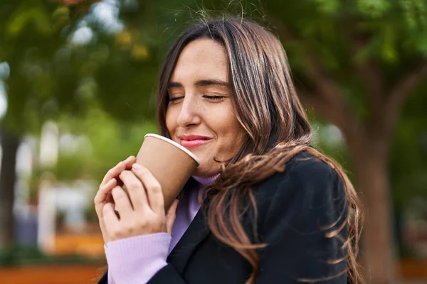 Mladá Hispánka Usmívá Sebevědomě Pije Kávu Parku — Stock fotografie