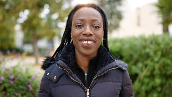 Africká Americká Žena Usmívá Sebevědomě Stojí Parku — Stock fotografie