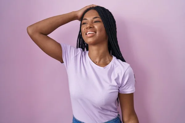 Mujer Afroamericana Con Trenzas Pie Sobre Fondo Rosa Sonriendo Confiado — Foto de Stock