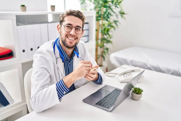 Young Man Doctor Using Laptop Writing Reminder Paper Clinic — Stockfoto