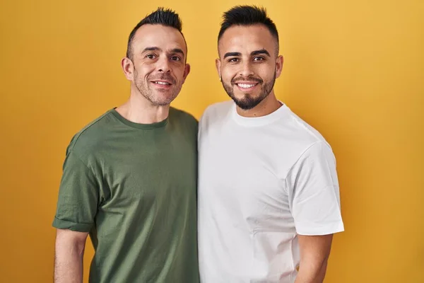 Homosexuella Par Står Över Gul Bakgrund Med Ett Lyckligt Och — Stockfoto
