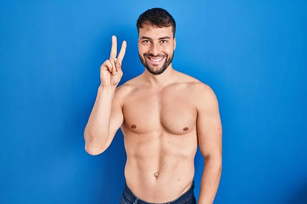 Красивий Іспаномовний Чоловік Стоїть Сорочки Показуючи Вказуючи Пальцями Номер Два — стокове фото