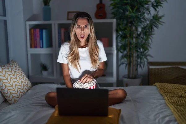 Jovem Loira Sentada Cama Casa Assistindo Filme Laptop Face Choque — Fotografia de Stock