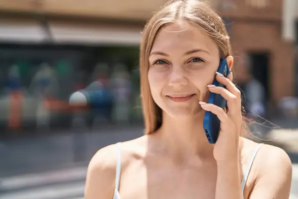Jonge Kaukasische Vrouw Glimlachen Zelfverzekerd Praten Smartphone Straat — Stockfoto