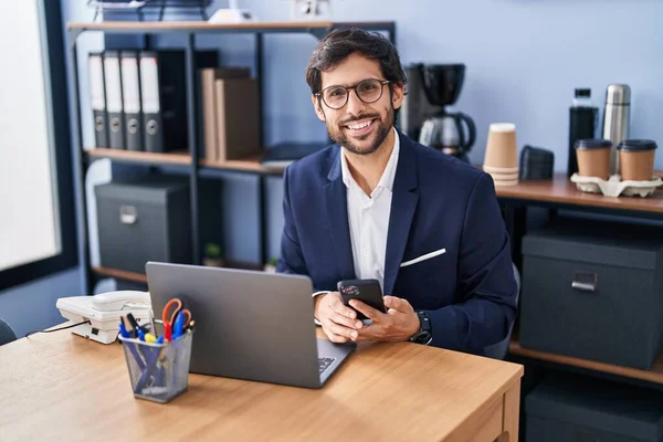 Young Hispanic Man Business Worker Using Laptop Smartphone Office — Stockfoto