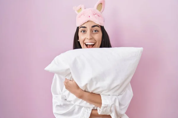 Молодая Брюнетка Маске Сна Пижаме Обнимающая Подушку Празднующая Безумие Пораженная — стоковое фото