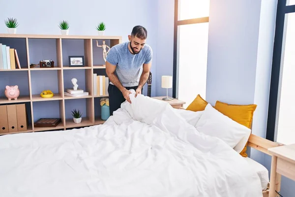 Jovem Hispânico Sorrindo Confiante Fazer Cama Quarto — Fotografia de Stock