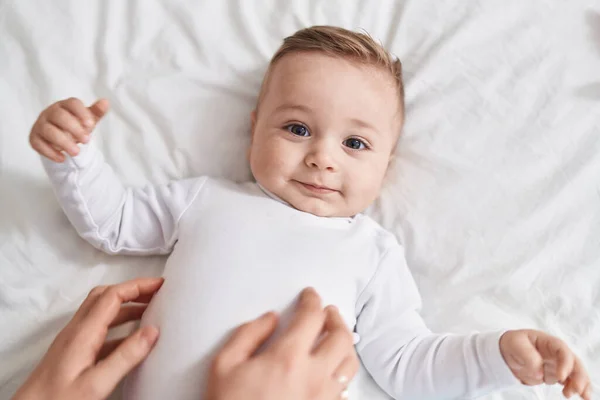 Entzückendes Kaukasisches Baby Lächelt Zuversichtlich Wegen Kitzeln Schlafzimmer — Stockfoto