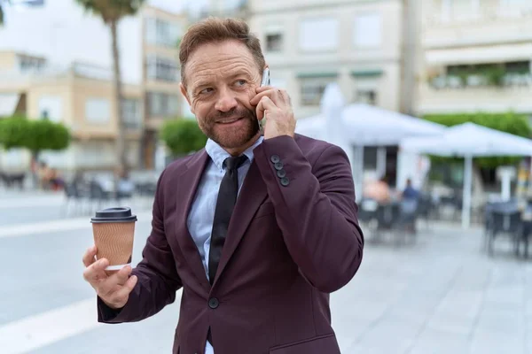 Hombre Mediana Edad Trabajador Negocios Hablando Teléfono Inteligente Beber Café —  Fotos de Stock