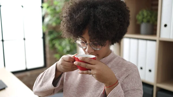 Joven Afroamericana Mujer Bebiendo Sentado Sofá Oficina —  Fotos de Stock
