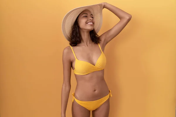 Junge Hispanische Frau Bikini Und Sommermütze Lächelt Zuversichtlich Berühren Haare — Stockfoto
