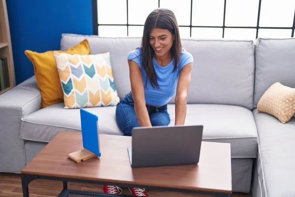 Young Beautiful Hispanic Woman Using Laptop Touchpad Sitting Sofa Home — Stock Photo, Image