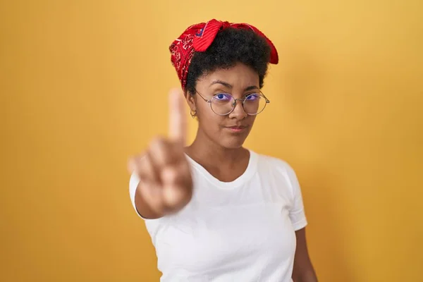 Νεαρή Αφροαμερικανή Που Στέκεται Πάνω Από Κίτρινο Φόντο Δείχνοντας Δάχτυλο — Φωτογραφία Αρχείου
