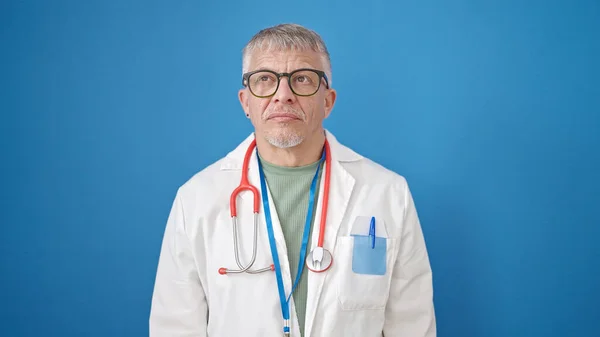 Grauhaariger Arzt Mittleren Alters Steht Mit Entspanntem Gesichtsausdruck Vor Isoliertem — Stockfoto
