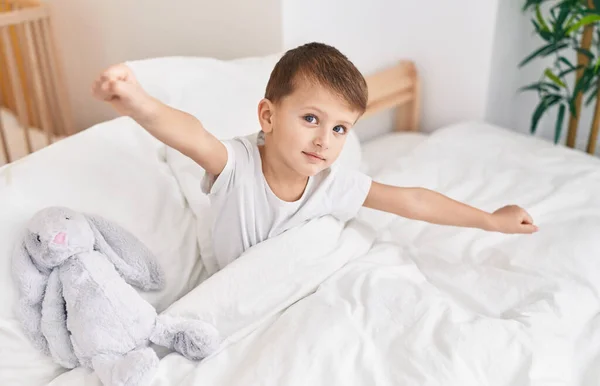 Чарівний Білий Хлопчик Прокидається Розтягуючи Руки Спальні — стокове фото
