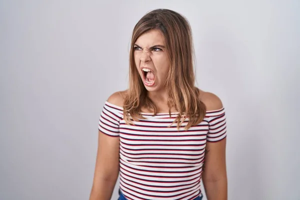 若いヒスパニック系の女性が孤立した背景に怒って立って 怒りと怒りを叫び 怒りで叫んで怒っている 怒りと攻撃的な考え方 — ストック写真