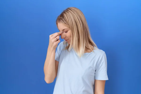 Mulher Branca Jovem Vestindo Camisa Azul Casual Cansado Esfregando Nariz — Fotografia de Stock