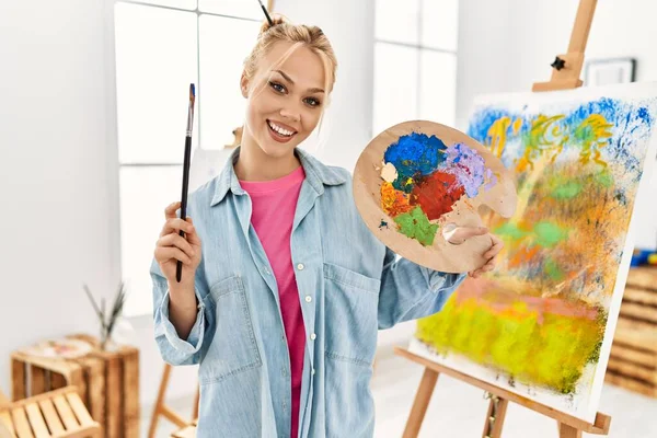 Młody Biały Kobieta Artysta Uśmiech Pewny Trzymając Pędzel Paleta Sztuka — Zdjęcie stockowe