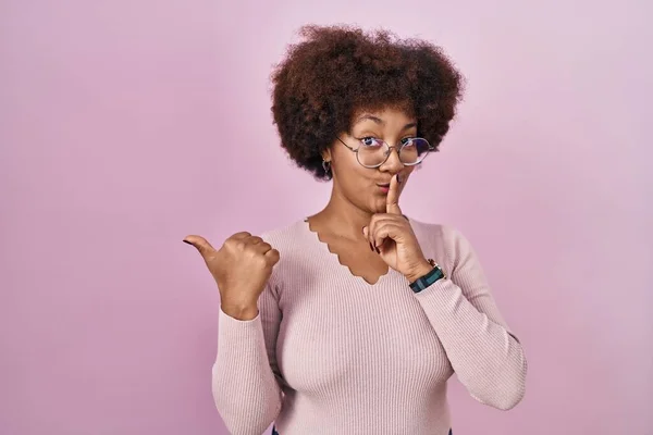 Mladá Afroameričanka Stojí Nad Růžovým Pozadím Žádá Aby Byla Zticha — Stock fotografie