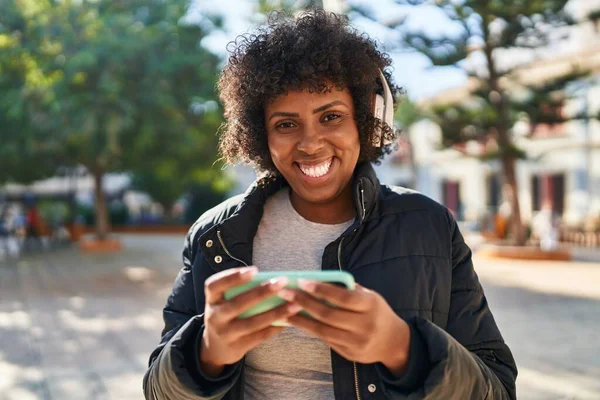 Afroamerikanerin Lächelt Zuversichtlich Beim Ansehen Von Smartphone Video Park — Stockfoto