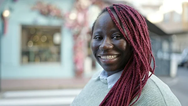Saçları Örgülü Sokakta Kendine Güvenen Afrikalı Bir Kadın — Stok fotoğraf