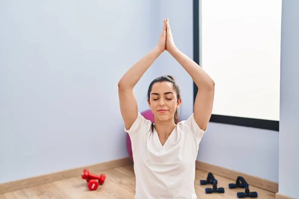 Genç Güzel Spanyol Kadın Spor Merkezinde Yoga Yapıyor — Stok fotoğraf