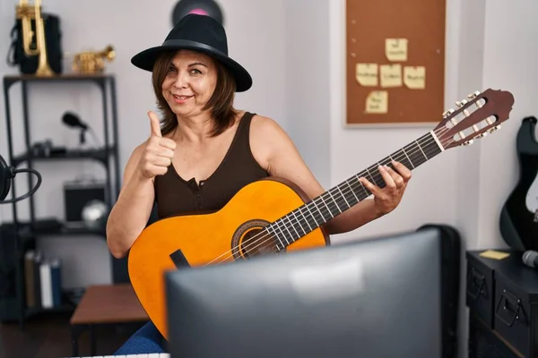 Латиноамериканка Средних Лет Играет Классической Гитаре Музыкальной Студии Улыбаясь Счастливой — стоковое фото