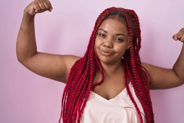 Африканская Американка Плетеными Волосами Розовом Фоне Показывает Мускулы Рук Гордо — стоковое фото