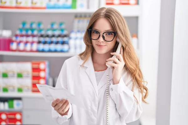 Young Woman Pharmacist Talking Telephone Reading Prescription Pharmacy — ストック写真