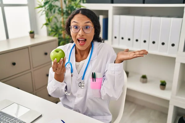 Mladý Hispánský Lékař Žena Drží Zelené Jablko Slaví Úspěch Šťastným — Stock fotografie