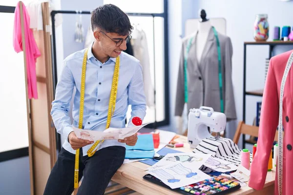 Jeune Homme Hispanique Tailleur Souriant Confiant Design Vêtements Boutique Tailleur — Photo
