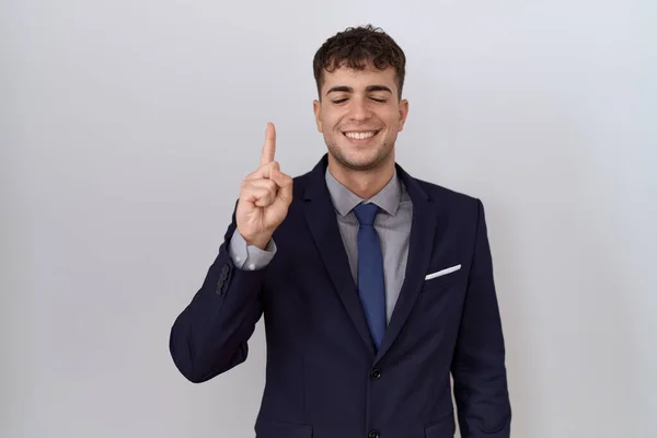 Genç Spanyol Adamı Takım Elbiseli Kravatlı Kendini Beğenmiş Mutlu Bir — Stok fotoğraf