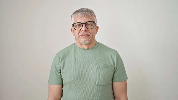 Μεσήλικας Γκριζομάλλης Άντρας Γυαλιά Που Στέκεται Πάνω Από Απομονωμένο Λευκό — Φωτογραφία Αρχείου