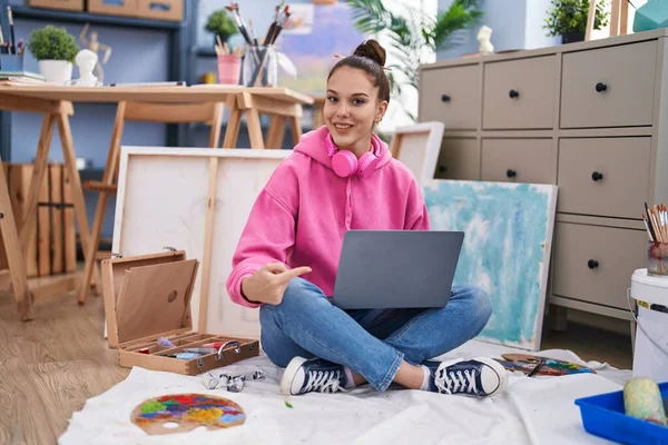 Jovem Hispânica Usando Laptop Estúdio Pintor Sorrindo Feliz Apontando Com — Fotografia de Stock