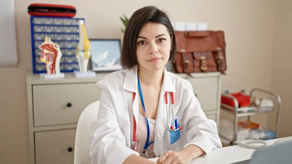 Young Caucasian Woman Doctor Sitting Desk Clinic — Stock Photo, Image