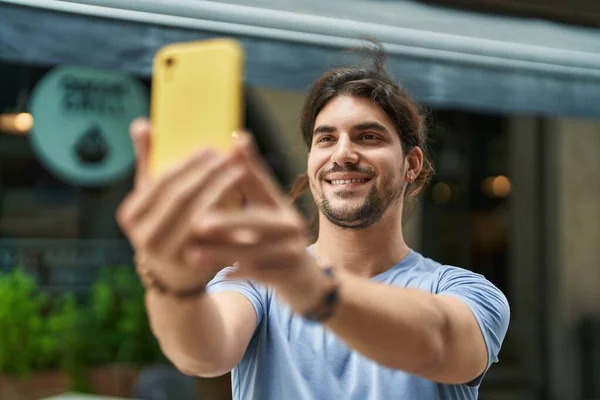 Jeune Homme Hispanique Souriant Confiant Faire Selfie Par Smartphone Rue — Photo