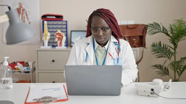 Afrikansk Kvinna Med Flätat Hår Läkare Med Bärbar Dator Arbetar — Stockfoto