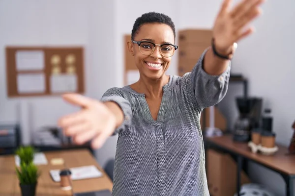 African American Woman Working Office Wearing Glasses Looking Camera Smiling — Stock Photo, Image